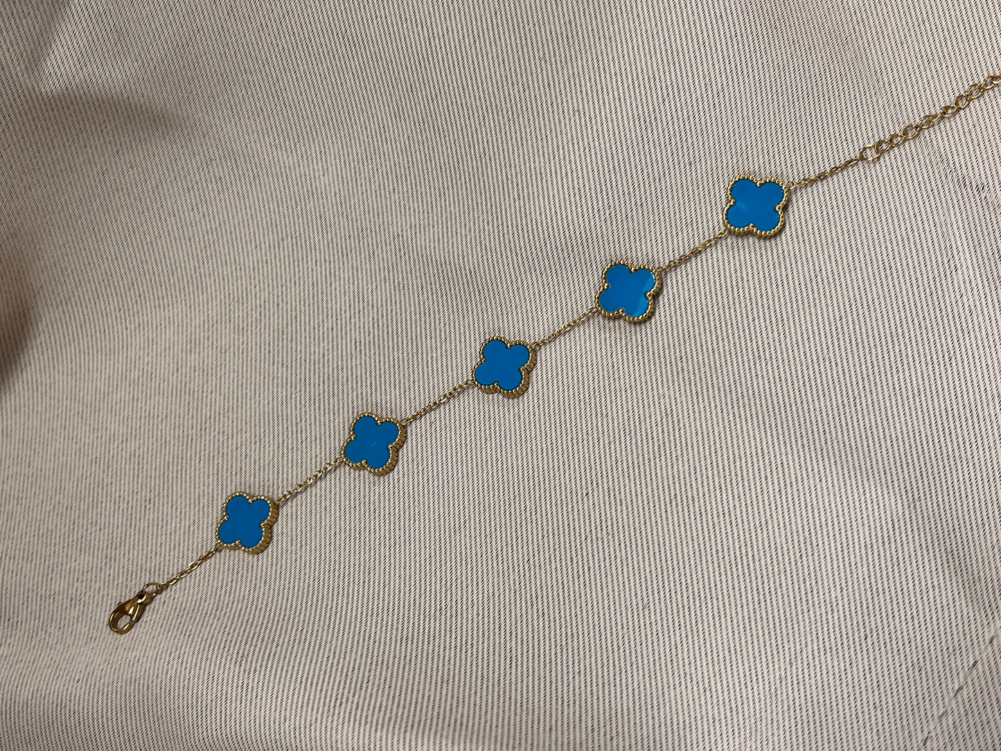 Armband 5er Blume Hellblau in Gold